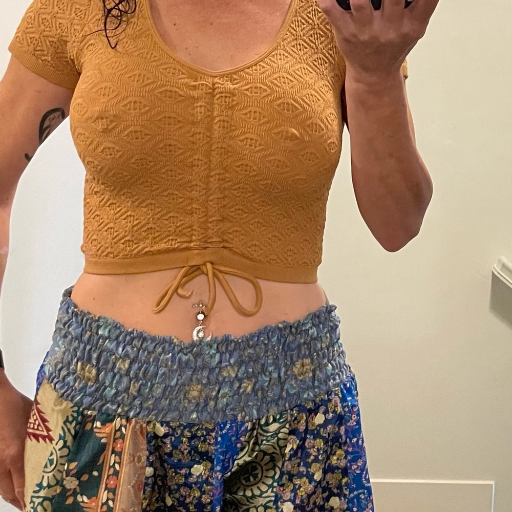 NWT Mustard Women’s Size Small Adjustable Cinch Crop Top